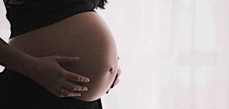„Pasożyt”. Szokujące słowa ginekolog o ciąży i dziecku w łonie matki