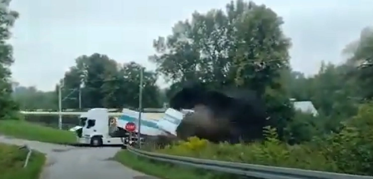 Przesławice. Czy to jeszcze głupota czy już sabotaż? Pozostawioną na torach ciężarówkę staranował pociąg [Wideo]