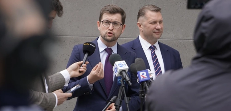Polityczna awantura wokół NASK. Posłowie PiS wyrzuceni siłą przez policję - pytali o kampanię na rzecz Trzaskowskiego