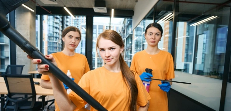 Dlaczego warto skorzystać z usług profesjonalnej firmy sprzątającej w Warszawie? [Materiał promocyjny]