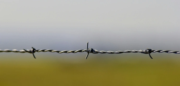 „Aż taki strach przed wyborcami?”. Przed rezydencją premiera ogrodzenie jak w więzieniu!