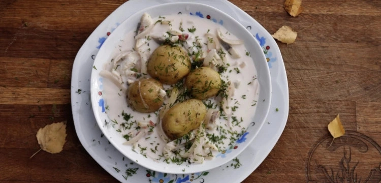 Kuchnia mojej mamy: Polewka śledziowa z kartoflami w mundurkach