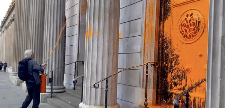 Ekoterroryści znów w akcji. Tym razem czerwoną farbą oblali Bank of England