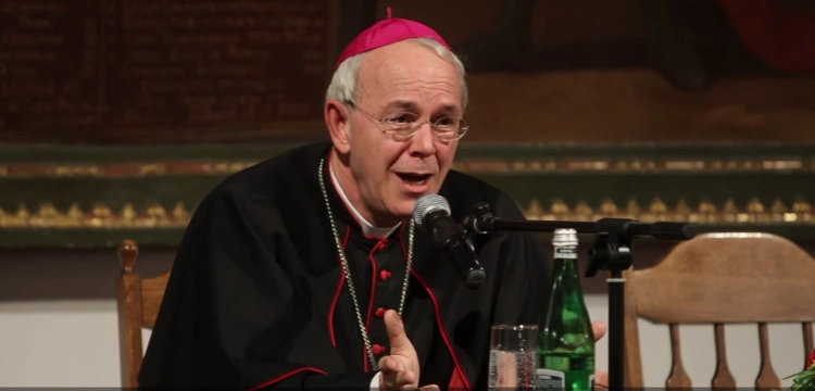 Bp Athanasius Schneider: Papież Franciszek aprobuje świętokradztwo