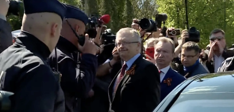 Andriejewowi nie udało się złożyć kwiatów. Przestraszył się tłumu