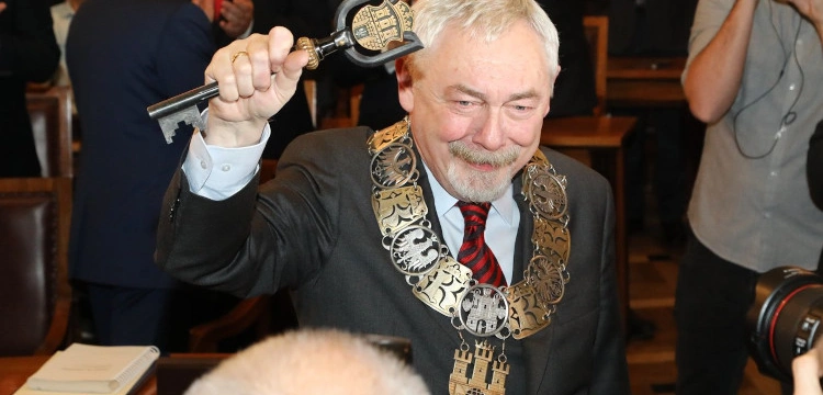 Kraków – tu się siedzi! Miasto zapłaciło 1,2 mln za… 11 ławek na jeden z placów