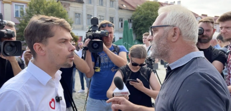 „Niech pan tu nie liczy na głosy”. Mieszkańcy Konina przywitali Kołodziejczaka