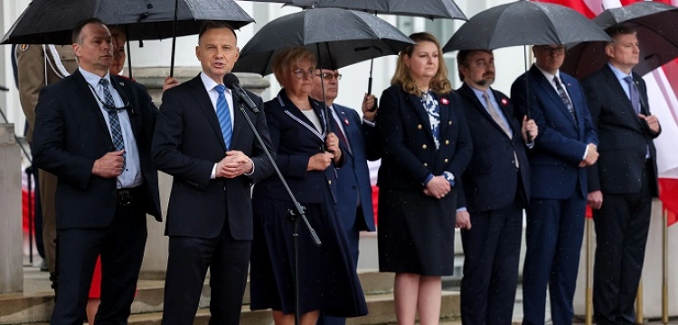 Prezydent w Dniu Flagi RP Wiemy, jakie trudne czasy są dla naszych rodaków mieszkających na Ukrainie, Białorusi