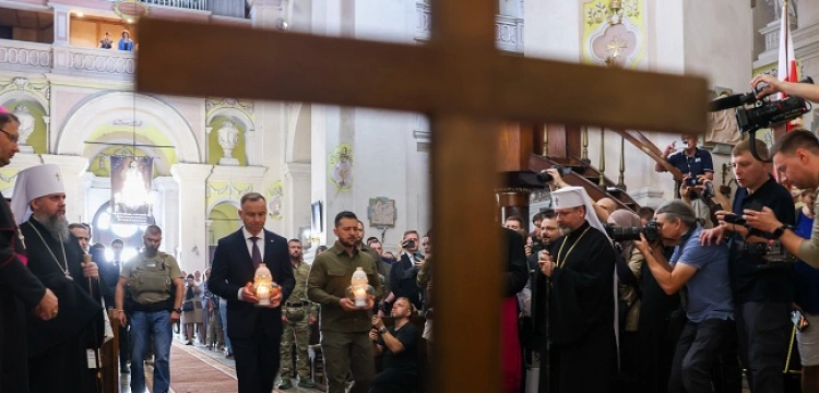 „Pamięć nas łączy” – wspólny hołd ofiarom Wołynia prezydentów Polski i Ukrainy [Wideo]