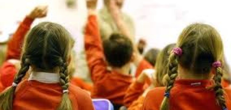 Sondaż. Czy Polacy chcą zniesienia czerwonych pasków na świadectwach?