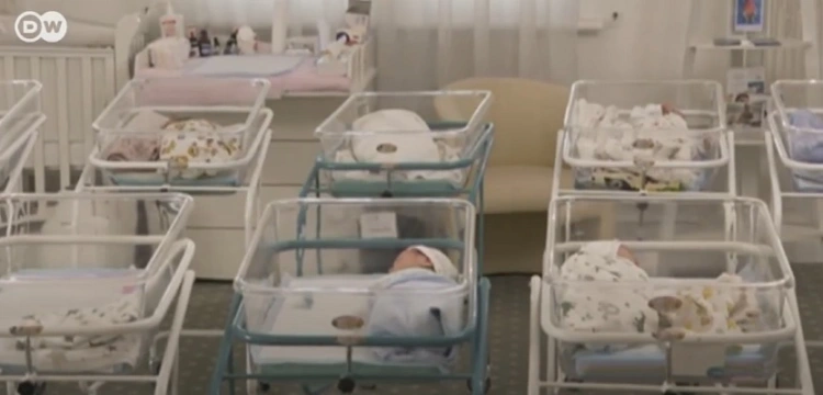 ETPC: nielegalne „nabycie” praw rodzicielskich od surogatki nie daje prawa do adopcji dziecka