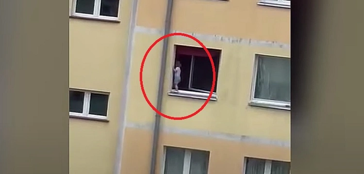 Cela plus! Dwuletni chłopczyk chodził po zewnętrznym parapecie, a rodzice pod wpływem narkotyków
