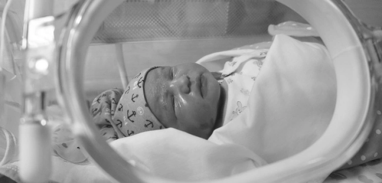 Ponad 20 lekarzy odbierało poród w Łodzi. Pierwsza dwójka dzieci już opuściła szpital