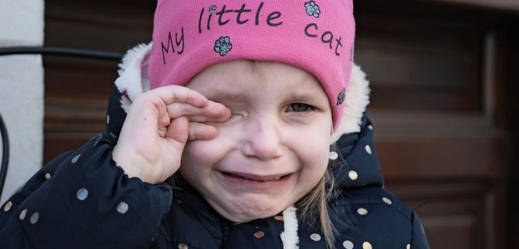 Szokujące! Kielce! Zapłakana 6-letnia dziewczynka boso na śniegu szukała mamy