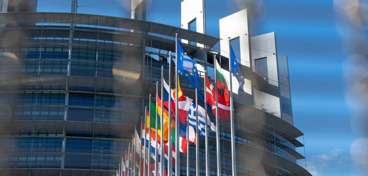 Triumf prawicy w wyborach do PE? Le Figaro obawia się skutków polityki UE