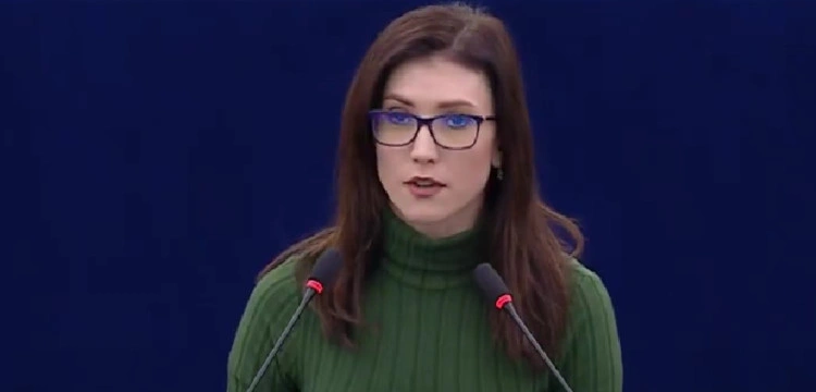 "Nigdy, przenigdy nie głosujcie na takich ludzi" - Burza po wpisie Zajączkowskiej o roli migrantów w Europie wg skrajnej lewicy