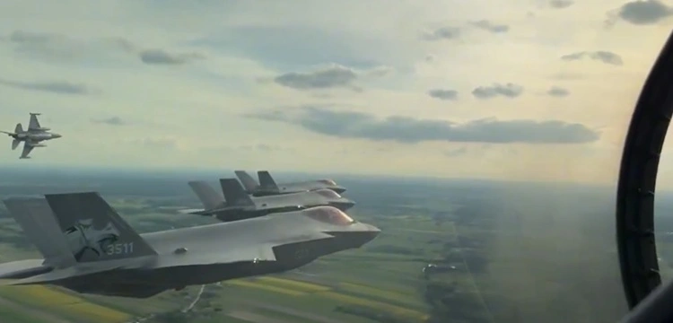 „Husarze” zameldowali się nad Polską. Historyczny przelot F-35 nad trzema miastami