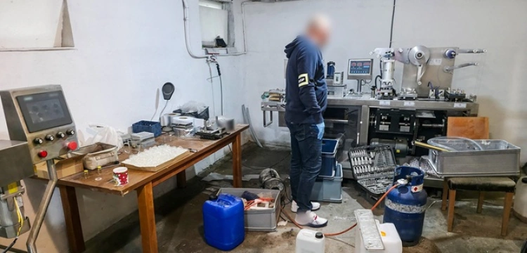 CBŚP zlikwidowało największą nielegalną fabrykę fałszywych leków w Polsce. Zatrzymano 8 osób