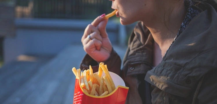 Sztuczna inteligencja wyprze pracowników sieci fast-foodów?