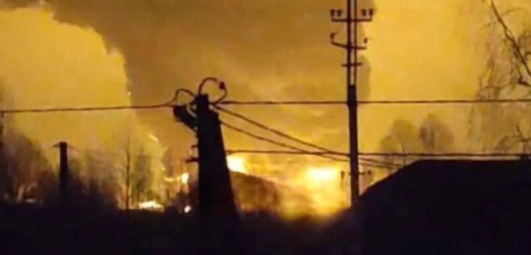 Rosja. Potężny pożar w magazynie ropy