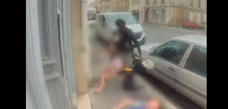 Francja. Szokująca brutalność ciemnoskórego mężczyzny wobec seniorki z wnuczką [Wideo]