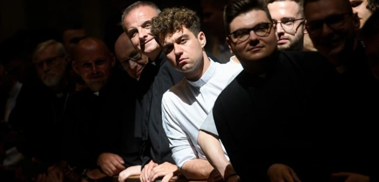 Francja: dopiero co przyjęli chrzest, a już chcą do seminarium