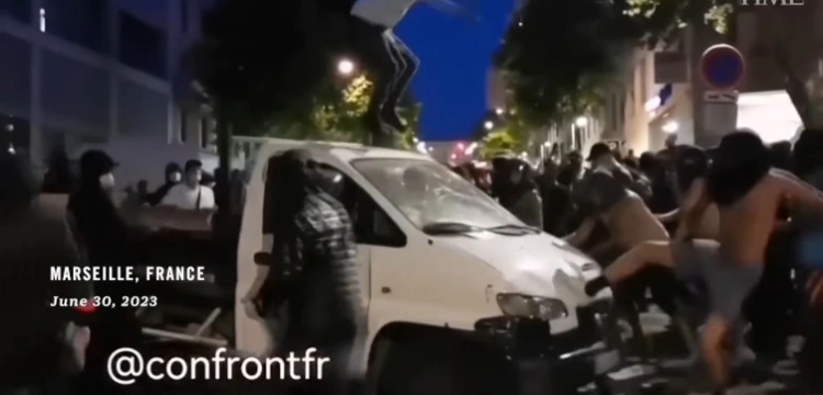 Francja po tygodniu zamieszek. Rośnie poparcie partii prawicowych