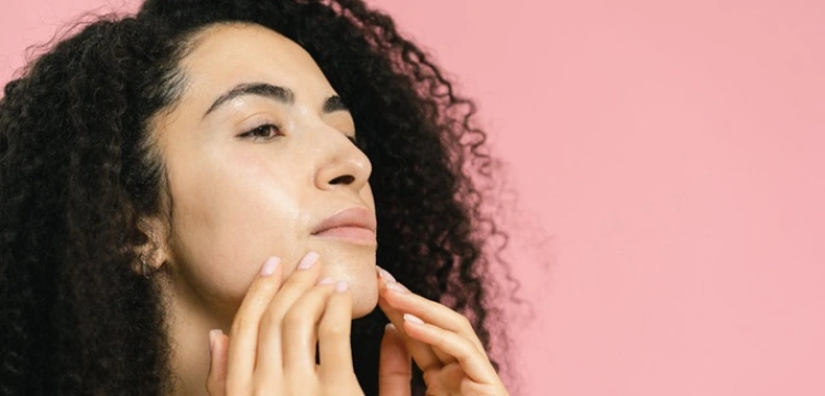 Poranna i wieczorna rutyna z niacynamidem – jak go stosować, by działał najlepiej? [Materiał promocyjny]