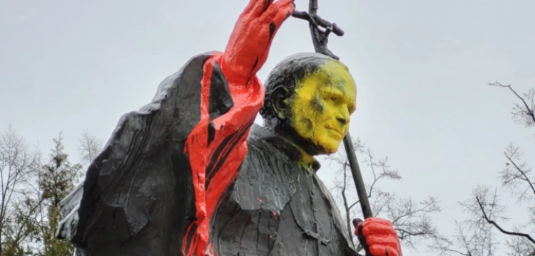 Barbarzyńskie zniszczenie pomnika Jan Pawła II w Łodzi