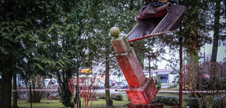 Koniec symbolu zniewolenia i „ruskiego miru”. Obelisk Armii Czerwonej zniknął z Maszewa