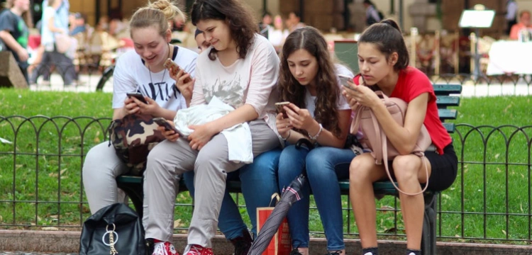 Młodzi Polacy żyją wpatrzeni w ekran