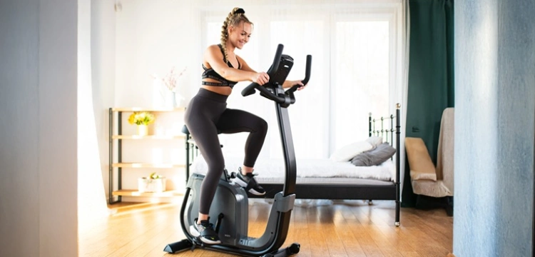 Jak wybrać sprzęt cardio do domu, żeby ćwiczyć regularnie i bez zajmowania całego mieszkania [Materiał promocjny]