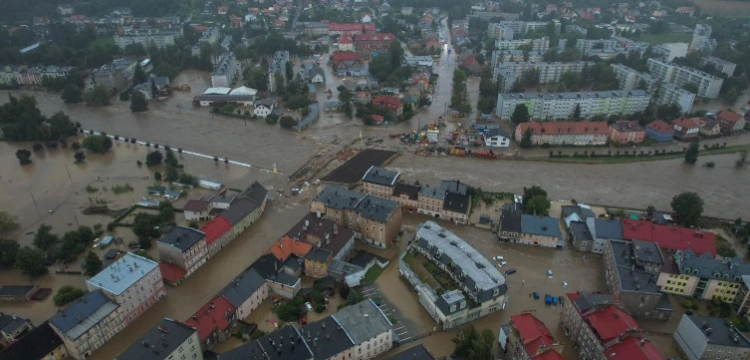 fronda, portal poświęcony, informacje z polski, informacje z świata Woda zalewa Głuchołazy. Burmistrz: Toniemy