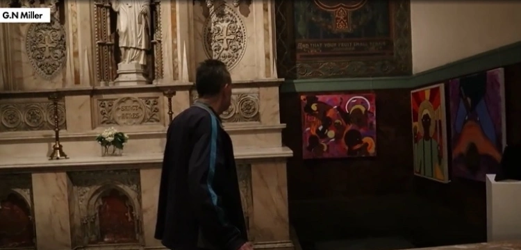 Po protestach wiernych bluźniercza wystawa usunięta z kościoła w Nowym Jorku