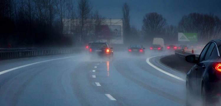 Gołoledź paraliżuje Polskę. Marznący deszcz i wiatr zamieniają drogi w pułapki