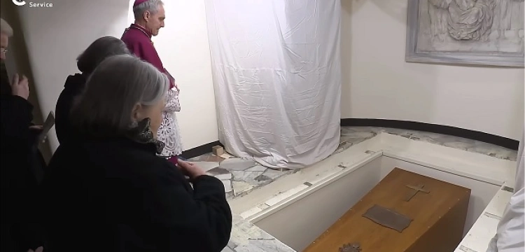 Jest decyzja Watykanu ws. odwiedzin groby papieża Benedykta XVI