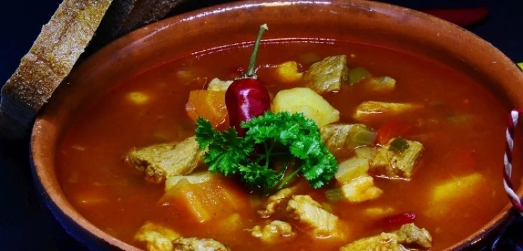 Kuchnia antydepresyjna: Gulaszowa z pieczarkami i pajda chleba