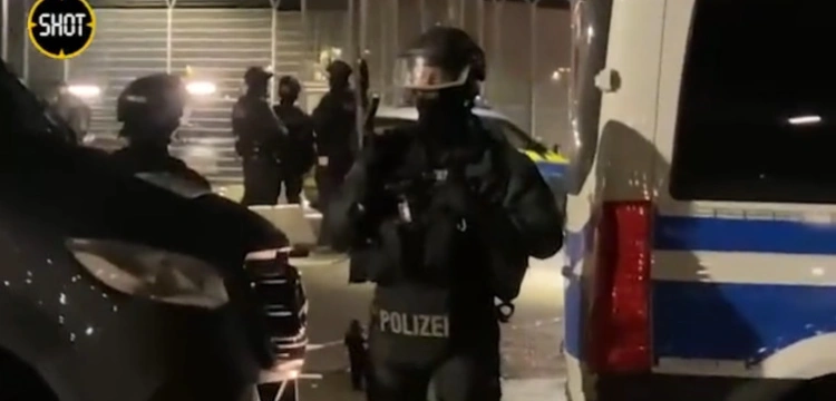 Niemcy: uzbrojony mężczyzna zablokował lotnisko w Hamburgu. Trwają negocjacje