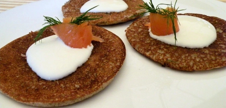 Przedwojenny przepis na bliny gryczane z łososiem i śmietaną