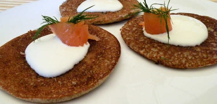 Przedwojenny przepis na bliny gryczane z łososiem i śmietaną