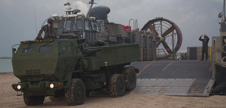 Pierwsze HIMARSy trafią dziś do Polski