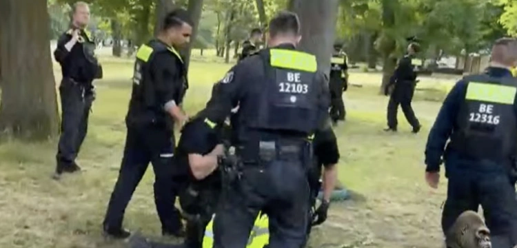 Skandal w Berlinie! Policja spacyfikowała Polaków, którzy chcieli uczcić polskie ofiary