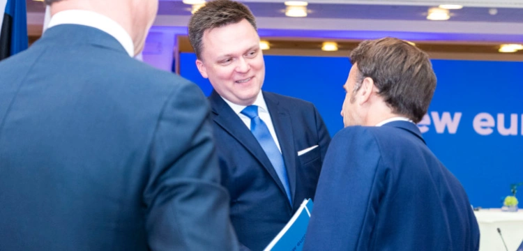 Hołownia: o barierki poprosiła Policja. Myśmy nie chcieli