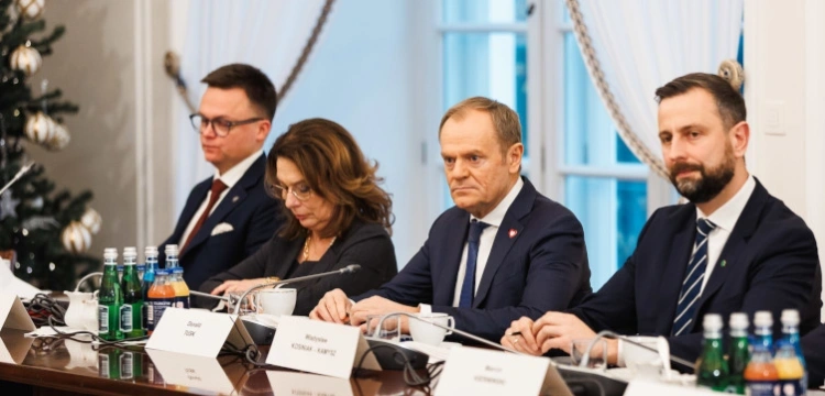 Wyniki sondażu dla Wyborczej: Tusk w potrzasku