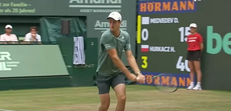 Hurkacz w fenomenalnym stylu pokonał Rosjanina w finale ATP w Halle [Wideo]