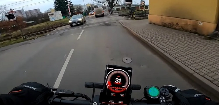 UWAGA! Miłośnik elektrycznej hulajnogi z mandatami na 7.5 tys. złotych. Ile przepisów złamał?