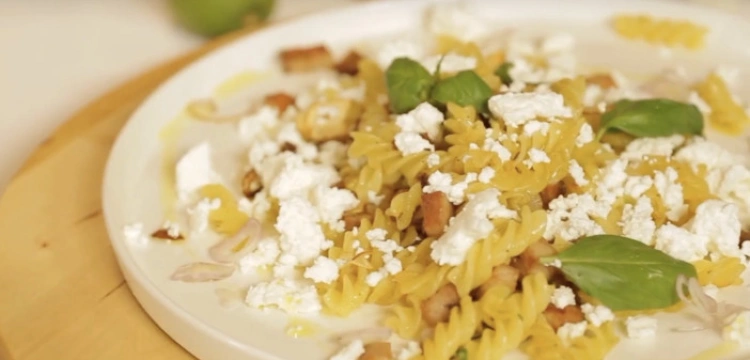 Kluski na patelni z białym serem i boczusiem