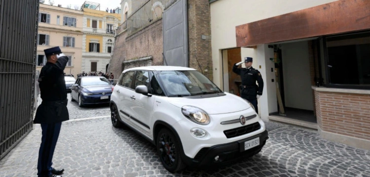 Papież Franciszek wrócił do Domu Świętej Marty