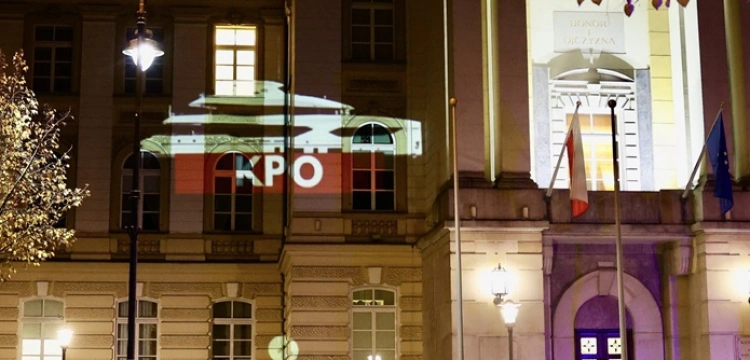 „Rzutnik czeka na wyrok Żurka” - Policja pod KPRM po nocnej iluminacji „KPO”