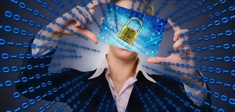 Oszuści wykorzystują reklamy w Internecie, by szukać ofiar